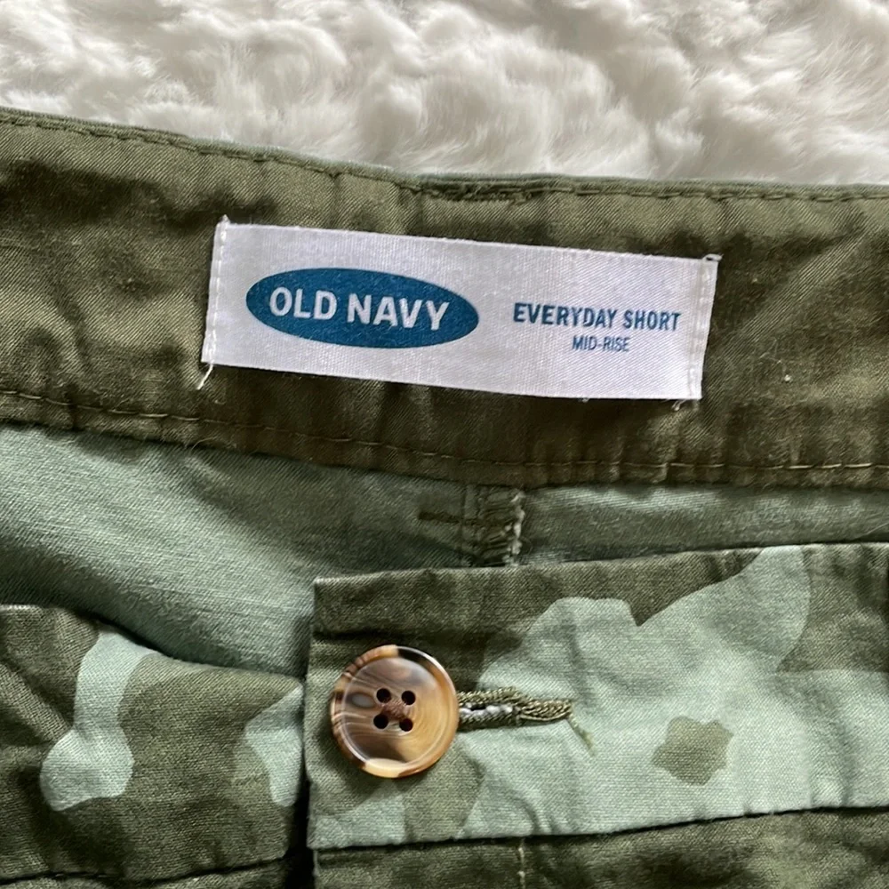 🎈Old Navy Camo Mid Rise Everyday Shorts - Picture 3 of 4